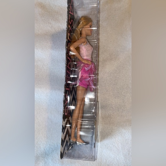 Barbie Fashionistas Doll in Pink Feathered Skirt - Picture 3 of 4